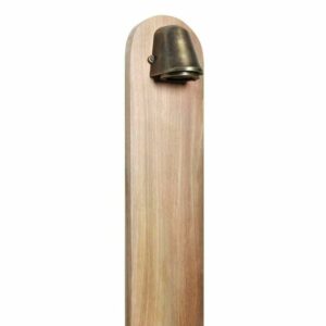Bronzen Offshore sokkellamp op een naturel houten staander van 100 cm