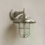 Nikkelkleurige Monte buitenwandlamp met glazen stolp en raster