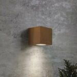 Cortenfarbene quadratische Levi Wandleuchte mit nach unten gerichtetem Lichtkegel