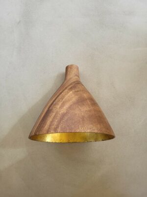 Kelkvormige acaciahouten hanglamp met bladgoudkleurige binnenzijde