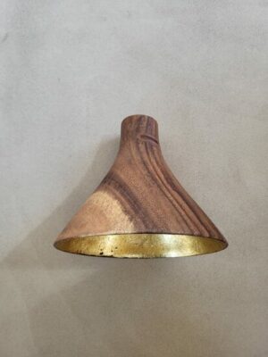 Kelkvormige acaciahouten hanglamp met bladgoudkleurige binnenzijde