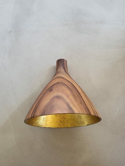 Kelkvormige acaciahouten hanglamp met bladgoudkleurige binnenzijde