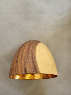 Kelkvormige acaciahouten hanglamp met roségoudkleurige binnenzijde