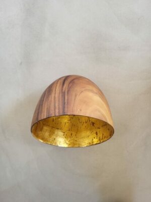 Kelkvormige acaciahouten hanglamp met bladgoudkleurige binnenzijde