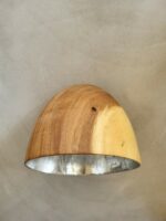 Kelkvormige acaciahouten hanglamp met zilverkleurige binnenzijde