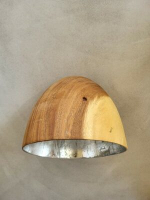 Kelkvormige acaciahouten hanglamp met zilverkleurige binnenzijde