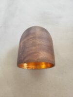 kelk hanglamp van acaciahout met roségoudkleurige binnenzijde