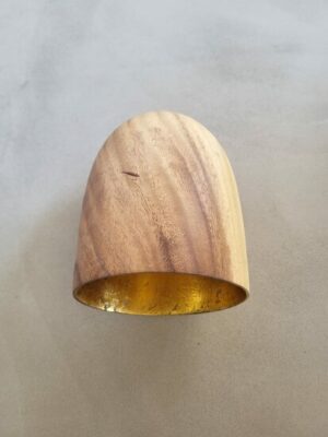 kelk hanglamp van acaciahout met bladgoudkleurige binnenzijde