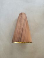 conisch hanglamp van acaciahout met bladgoudkleurige binnenzijde