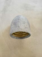 rond hanglamp van gerecycled papier met goudkleurige binnenzijde