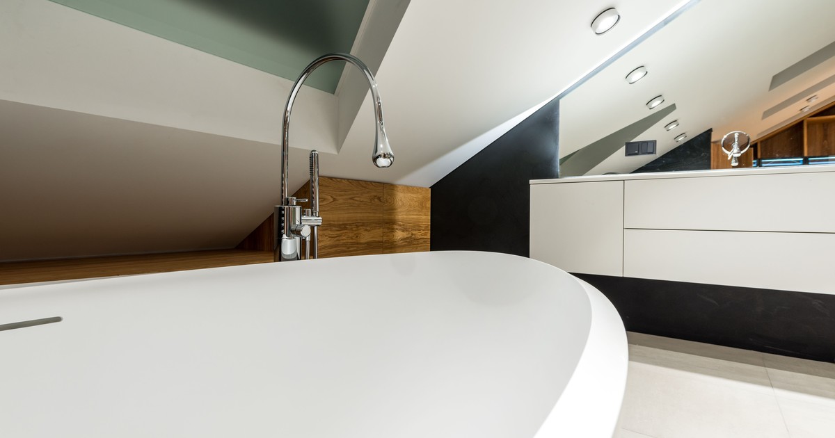 Badkamer met zichtbare plafondspots
