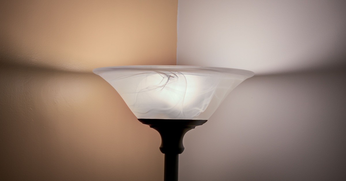 Vloerlamp met een naar boven gerichte schotel
