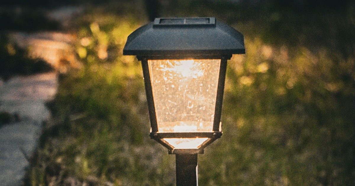 Solare Gartenlampe entlang eines Pfads