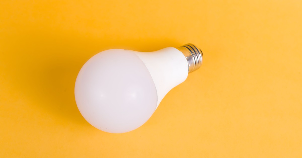 Foto van een ledlamp op geel
