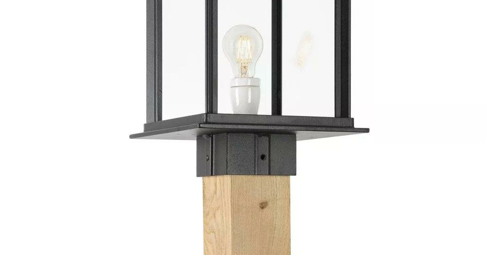 Lantaarn op een houten paal uit het eigen assortiment
