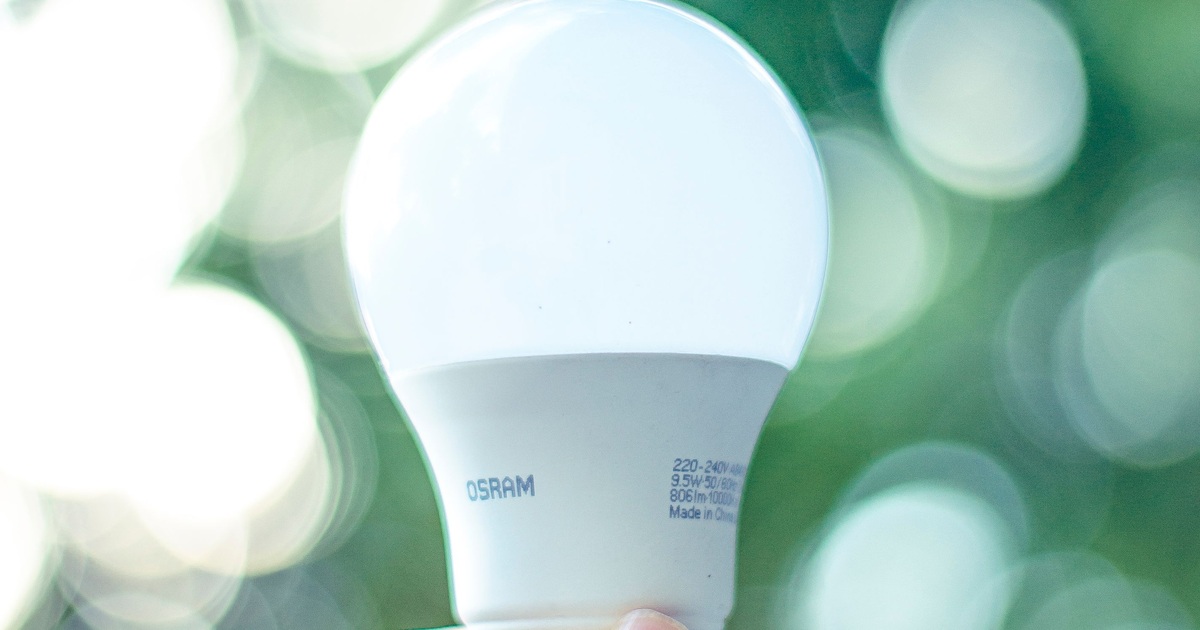 Een ledlamp in de hand