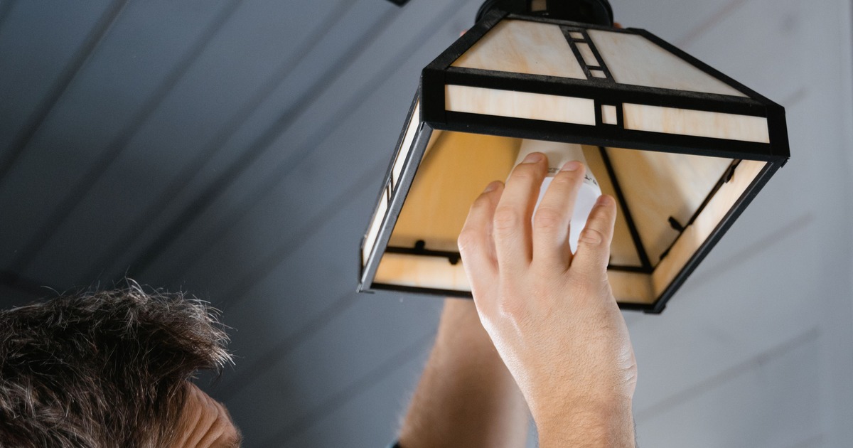 Een lamp uit het armatuur halen
