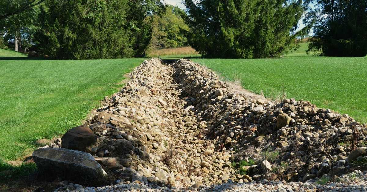 Graafwerk in een tuin als context voor het vooraf plannen van kabelroutes