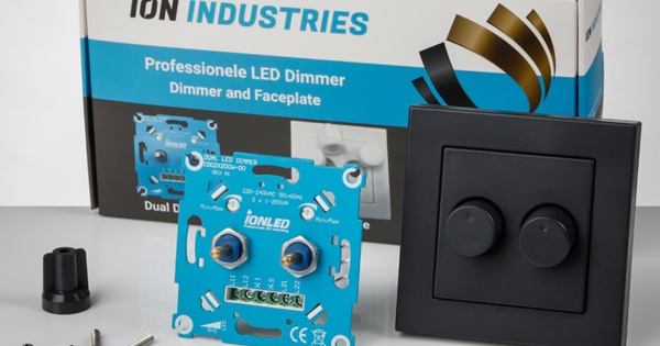 Duo-dimmer met afdekplaat en twee draaiknoppen uit het eigen assortiment