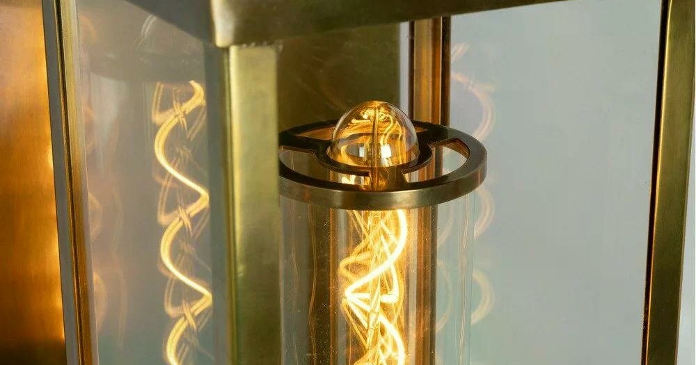 Detail van een filamentlamp in een wandlantaarn