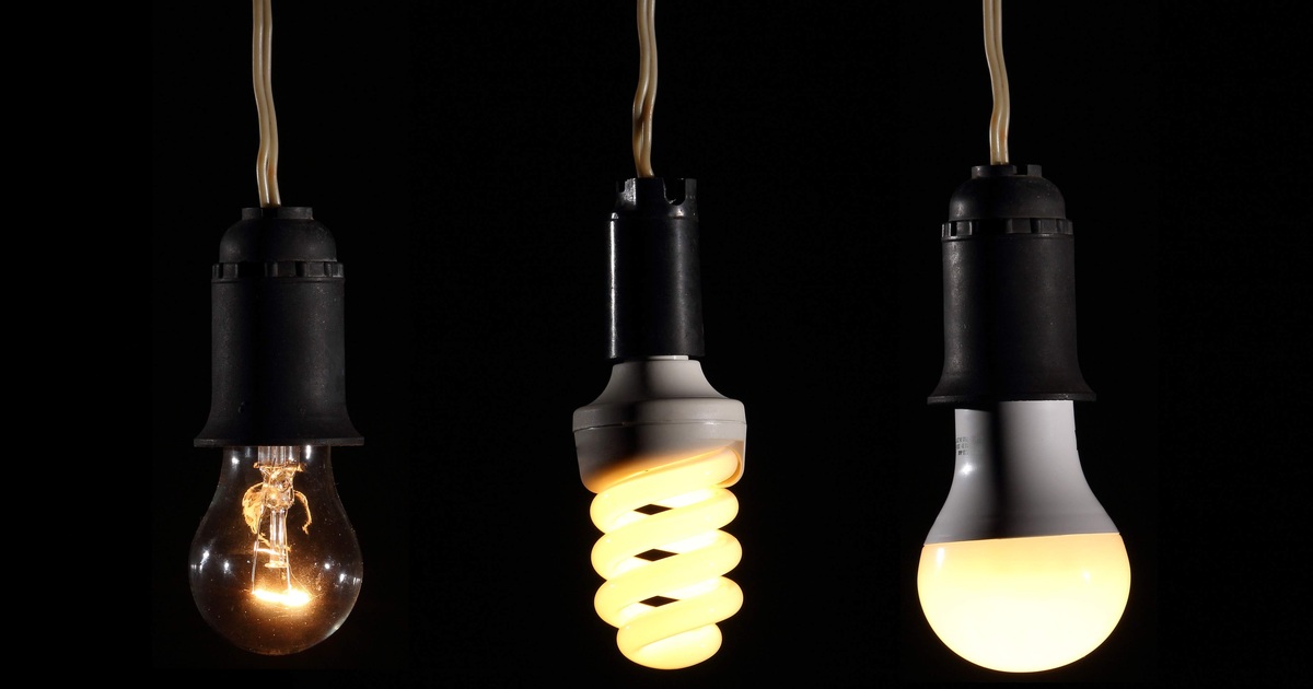 Een gloeilamp, spaarlamp en ledlamp naast elkaar