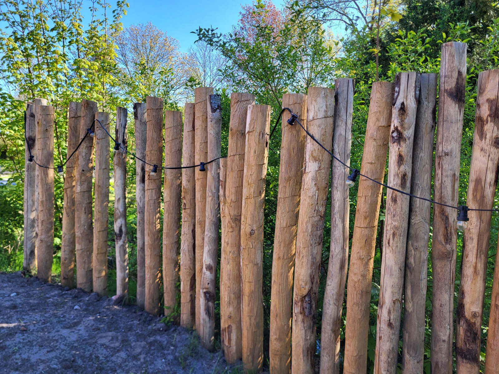 Prikkabel langs een houten afscheiding