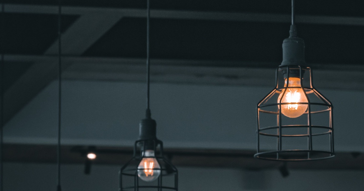 Decoratieve hanglampen met zichtbare lichtbronnen