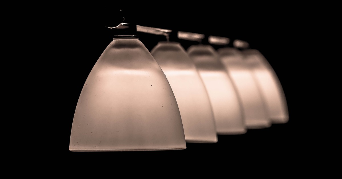 Een rij lampen als herkenbaar beeld bij de taalvraag over het woord lamp