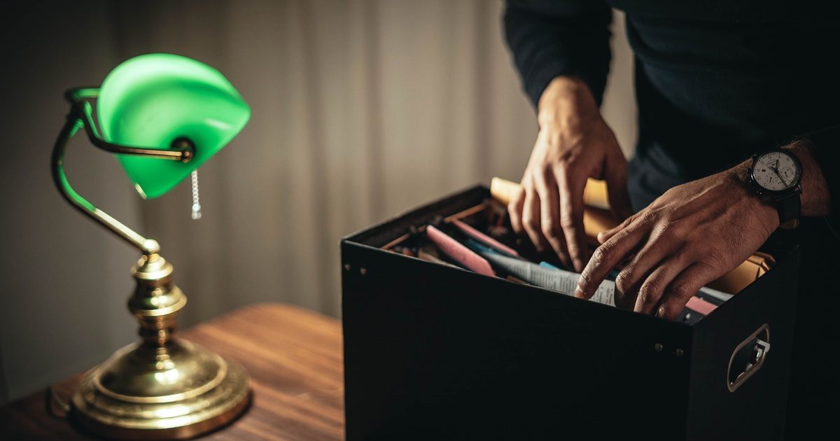 Een bureaulamp in een droge binnenruimte