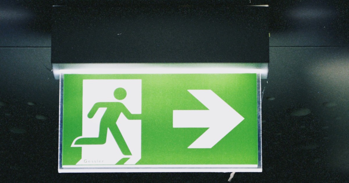 Duidelijk verlicht uitgangsbord
