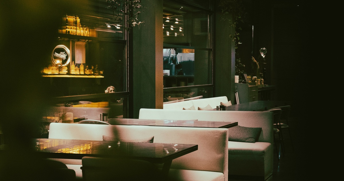 Zacht verlichte restauranttafels