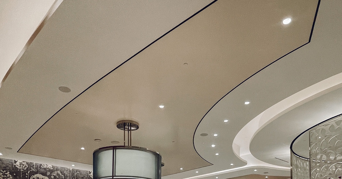 Inbouwspots in een afgewerkt plafond