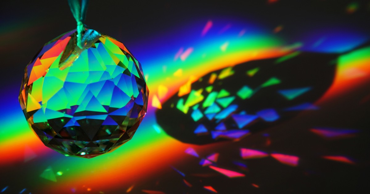 Licht dat door glas in kleuren uiteenvalt