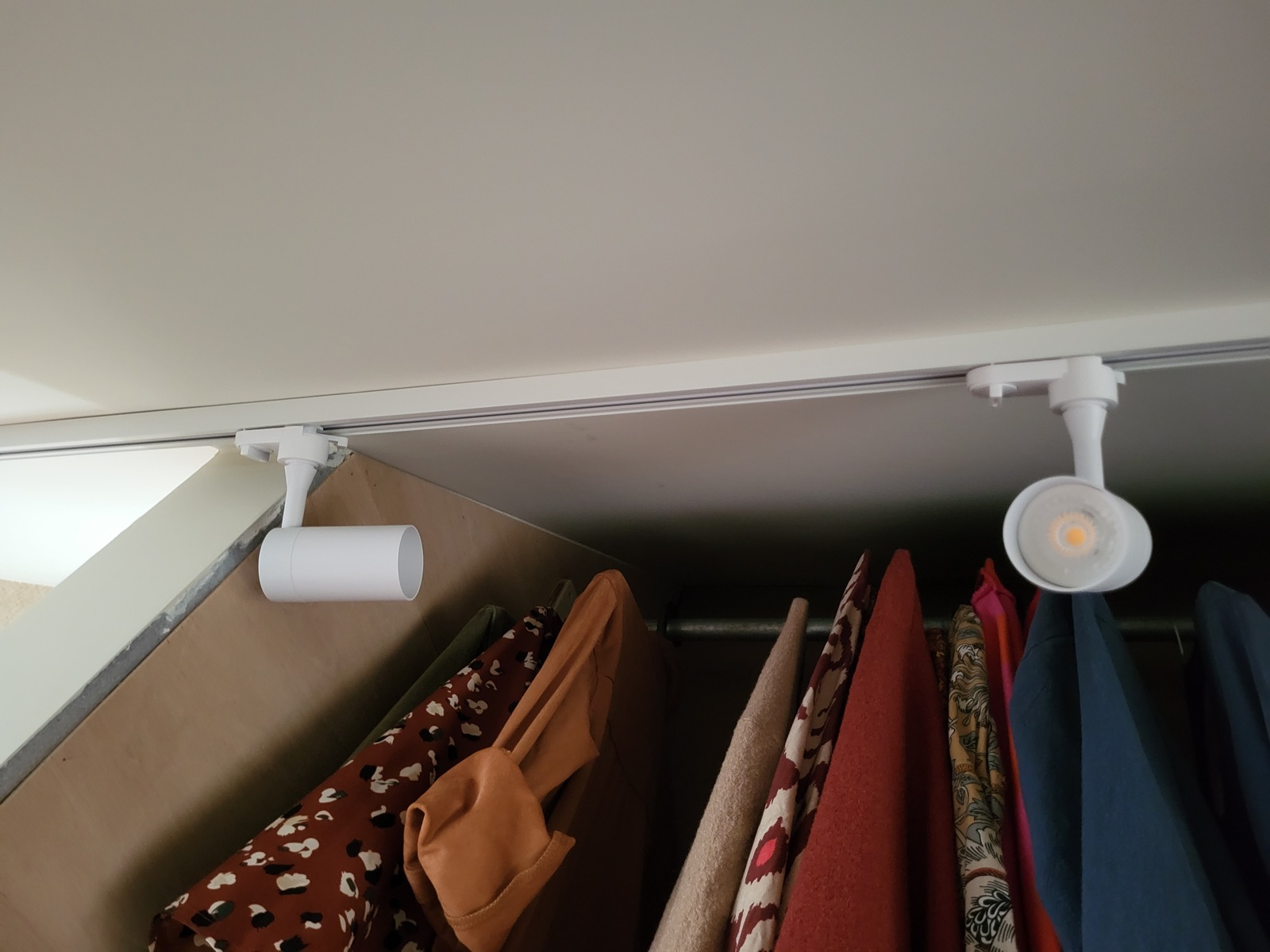 Gerichte spots boven hangende kleding als voorbeeld van een objectzone
