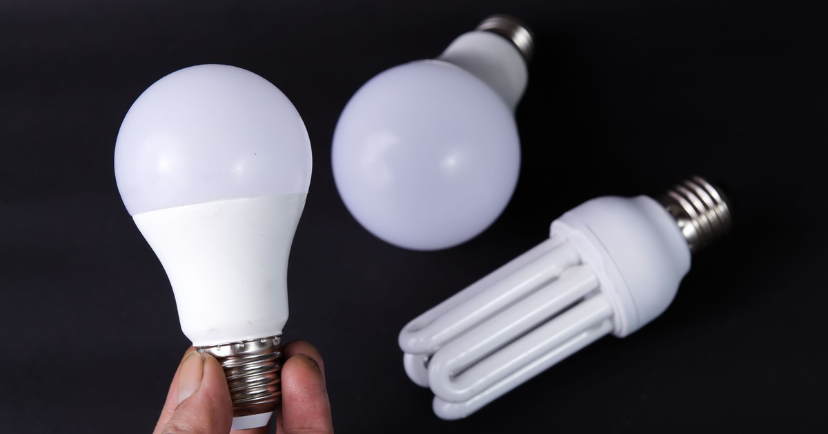 Ledlampen en een compacte fluorescentielamp naast elkaar