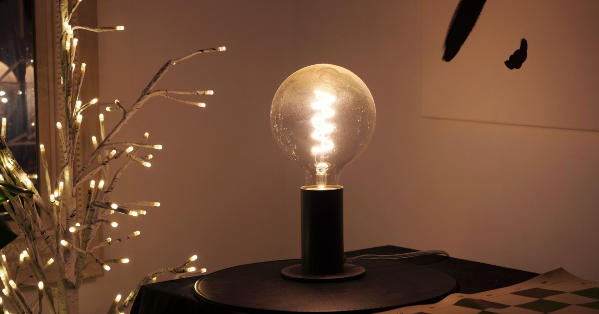 Brandende ledlamp in een tafellamp