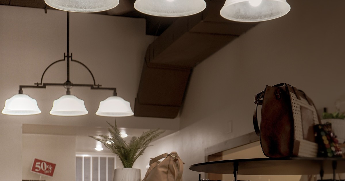 Kledingkleuren onder verlichting als toepassing van kleurweergave