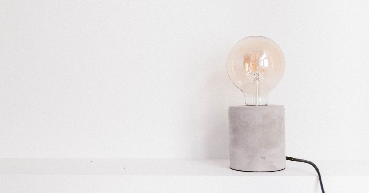 Een decoratieve lichtbron in een tafelfitting