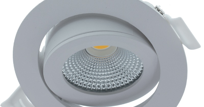 Close-up van een dimbare inbouwspot met reflector en ledlichtbron