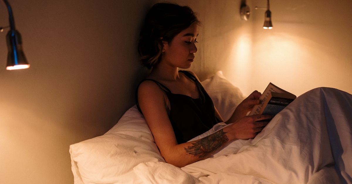Lezen bij warm licht in de slaapkamer