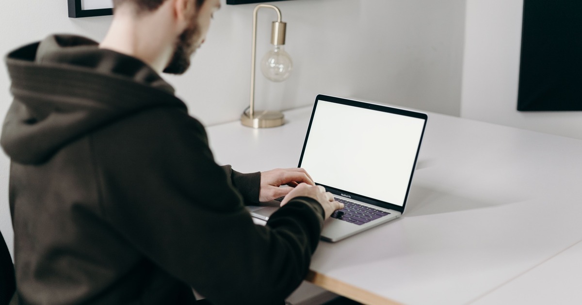 Thuiswerkplek met laptop en aparte bureaulamp