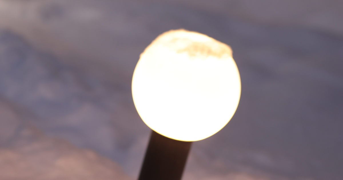Een buitenlamp in de sneeuw