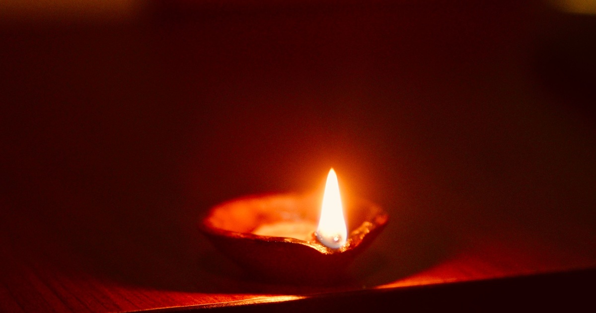 Een brandende olielamp als historisch beginpunt van het verhaal over verlichting
