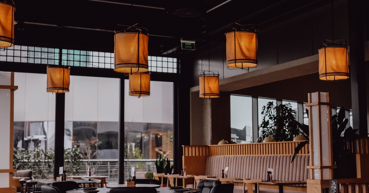 Warm verlichte hanglampen in een interieur met daglicht