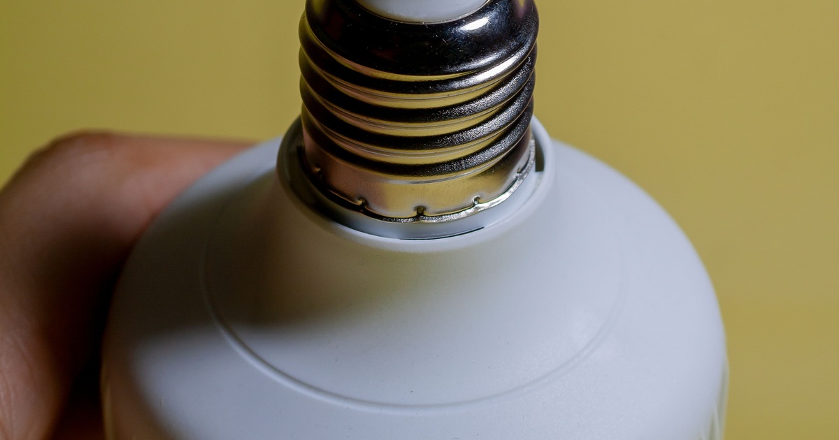 Een ledlamp in de hand, met de fitting zichtbaar