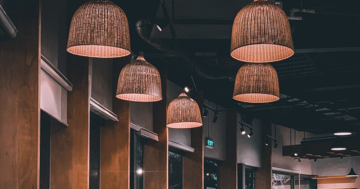 Restaurant met hanglampen boven zitplaatsen