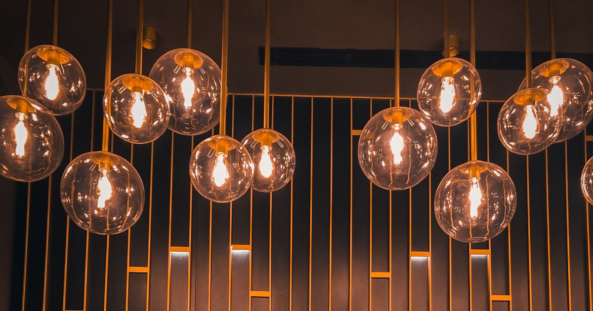 Warme pendelverlichting boven restaurantbanken