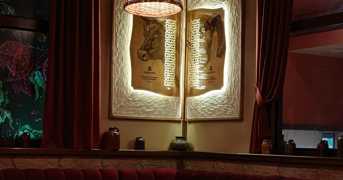 Warm verlichte restauranttafel met hanglamp