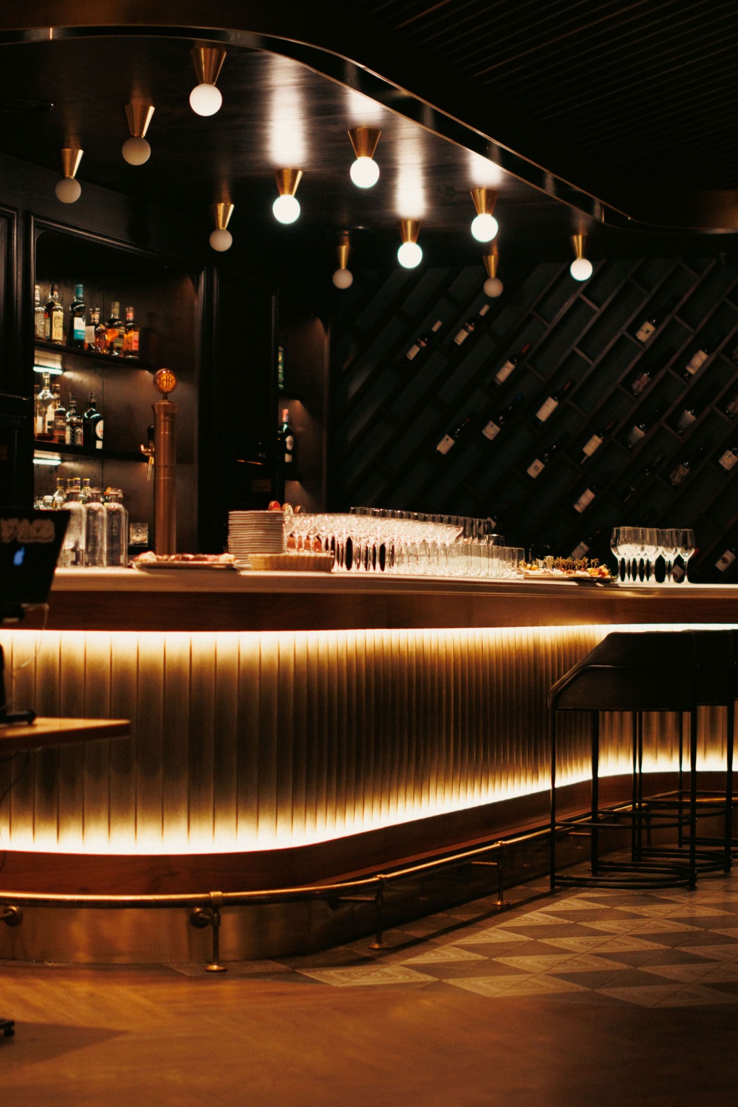 Lichtlijnen onder de bar en langs de voet