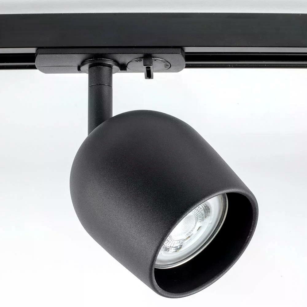 Zwarte GU10-railspot als detail bij het richten van licht